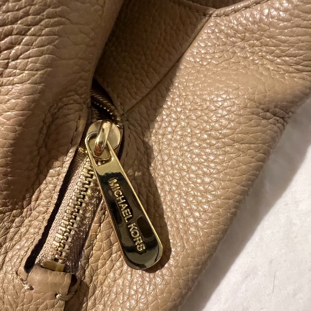 GUC Michael Kors Tan Shoulder Bag with Classic Chain Detain - Picture 4 of 10